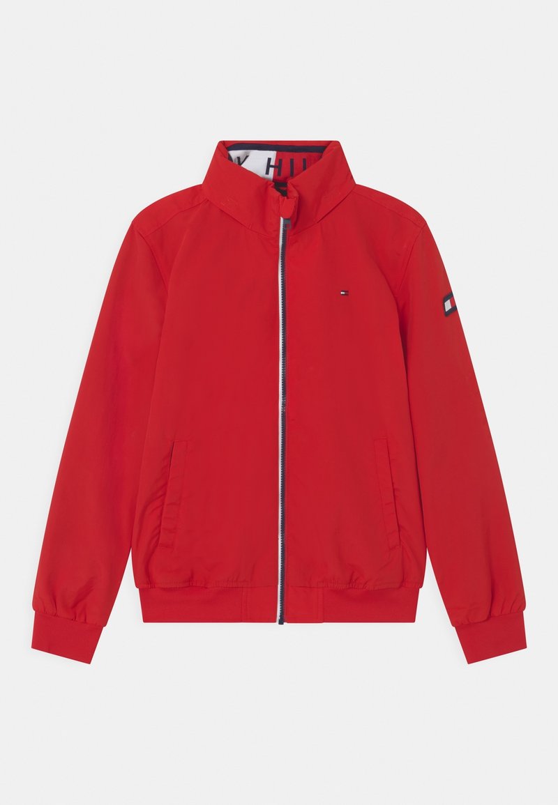 Rood lichtgewicht jack met hoge kraag, volledige ritssluiting, elastische manchetten en zijzakken. Voorzien van een merklogo op de borst en mouw.