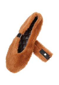 Brązowe baletki z sztucznego futra z pikowaną czarną wnętrzem i czarnym paskiem z zapięciem na zatrzask. Miękka tekstura i okrągły czubek.