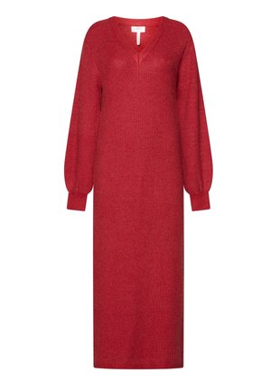 Długa czerwona dzianinowa sukienka z dekoltem w serek, długimi bufkami i żebrowanymi mankietami sięgającymi połowy łydki.