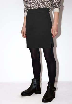 - Spódnica trapezowa