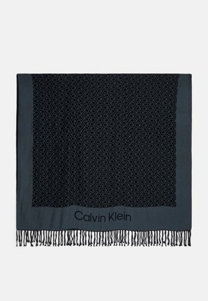 Donkergrijze sjaal met herhalend "CK"-patroon, franjes aan de randen en het "Calvin Klein"-logo aan één kant.