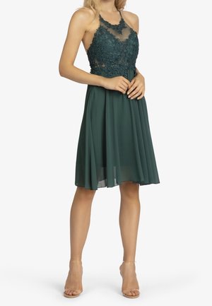 Zelené šaty s květinovým krajkovým živůtkem, poloprůhledným vrškem a saténovou sukní. Áčkový střih, délka do kolen a tenká ramínka.