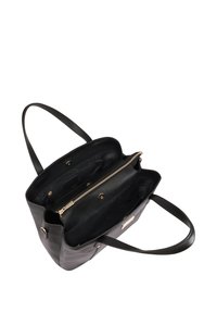 Zwarte leren handtas met twee schouderriemen, een ritsvak en meerdere binnenzakken. Gladde textuur en accenten in goudkleurig beslag.