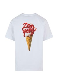 Hvid bomuld t-shirt med et grafisk print af en isvaffel og rød skrift "Zoo York" på ryggen, der fremhæver struktur og design.