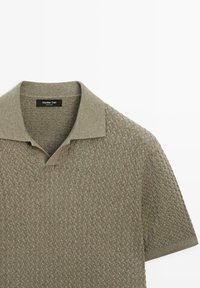 Pletené polo tričko s krátkým rukávem v olivově zelené barvě s texturovaným vzorem a otevřeným límcem, označené značkou Massimo Dutti.