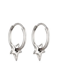 Boucles d'oreilles en argent en forme de créole avec un charme en étoile qui se connecte à la créole, finition polie et détails de poinçon visibles.