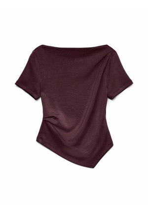 T-shirt marron à manches courtes avec un design épaules dénudées. Tissu doux, ourlet asymétrique et détail de drapé subtil sur le côté.