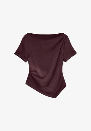 Tamsiai raudona marškinėliai su trumpomis rankovėmis ir nuo pečių nukritusiu kirpimu. Minkšta medžiaga, asimetriškas apatinis kraštas ir subtilus drapiruotės detalė šone.