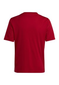 Camiseta atlética roja de manga corta, con escote redondeado, fabricada con tejido que absorbe la humedad y paneles de malla en los hombros para mayor transpirabilidad.