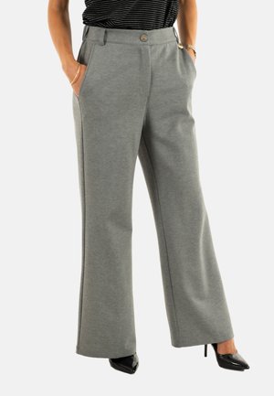 Pantalones de pierna ancha gris, hechos de una tela suave, con bolsillos frontales y cierre de botón, combinados con zapatos de tacón alto negros.