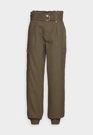 Pantalon cargo taille haute vert olive avec ceinture en tissu, poches latérales à rabat, poignets élastiques à la cheville et coupe décontractée.