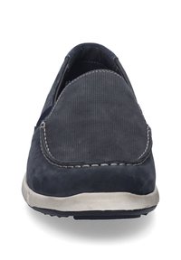 Navy Slip-On-Schuh aus Wildleder und strukturiertem Stoff, mit kontrastierenden Nähten und einer Gummisohle. Abgerundete Zehenpartie und flaches Design.