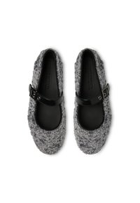 Scarpe mary Jane grigie e morbide con un cinturino in pelle verniciata nera e una suola liscia e scura. La parte superiore testurizzata offre un aspetto accogliente.