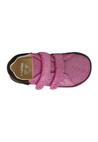 Scarpa rosa con una superficie testurizzata e scintillante, che presenta due cinturini in velcro regolabili e una punta arrotondata, montata su una suola in gomma nera.
