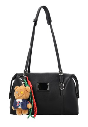 Zwarte leren handtas met dubbele schouderriemen, metalen plaat aan de voorkant en een sleutelhanger met een teddybeer die een blauwe jas en een gestreepte stropdas draagt, bevestigd met een ring.