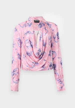 Vaaleanpunainen pitkähihainen pusero, jossa violetit lohikäärmeprintti, drapey-kaula-aukko ja kerätyt hihansuut, merkiltään Versace Jeans Couture.