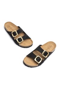 Sandalias de ante negro tipo slide con dos hebillas doradas, plantilla de corcho y suela de goma negra texturizada. Diseño sencillo de punta abierta sin patrones.