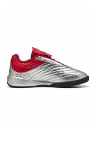 Chaussures de sport argentées avec des accents rouges, tige texturée, design élégant et semelle extérieure noire plate. Comprend un système de laçage et un col rembourré.