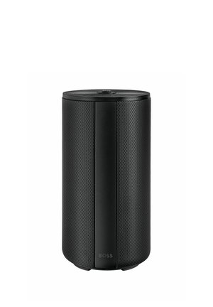 Musta sylinterimäinen Bose-kaiutin, jossa on rei'itetty suojaverkko ja päällä säätönuppi, pystyssä valkoisella taustalla.