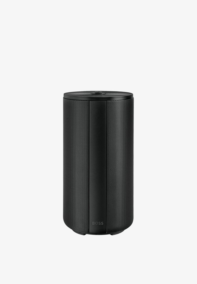 Enceinte Bose cylindrique noire avec grille perforée et bouton de commande sur le dessus, debout sur un fond blanc.