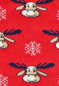 Czerwona dzianina z powtarzającym się motywem jasnozłotych reniferów z ciemnymi porożami i białymi płatkami śniegu.
