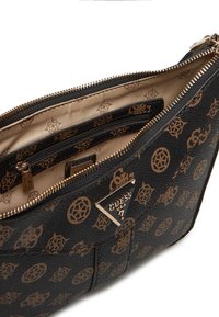 Borsa a tracolla nera con texture, dotata di logo in metallo dorato, con un interno a fantasia e due scomparti con zip per un migliore organizzazione.