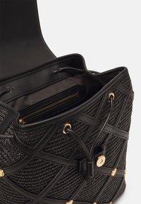 Czarna pleciona torba typu wiadro z teksturowanym wykończeniem, złotymi dodatkami, z zamknięciem na sznurek oraz gładką kieszenią wewnętrzną.