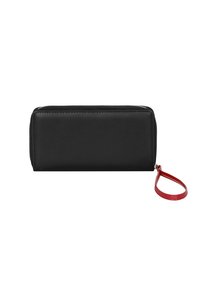 Cartera negra con cremallera, de textura suave, forma rectangular y una correa de transporte roja. Presenta un diseño minimalista sin patrones.