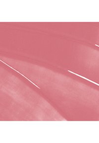 Échantillon de rouge à lèvres liquide lisse et brillant dans une teinte rose sourde avec un subtil éclat et des stries lumineuses réfléchissantes à la surface.