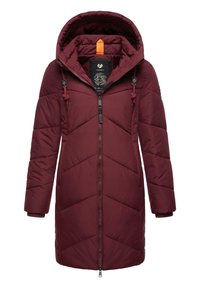 Bordo puffer jakas ar rāvējslēdzēju, ķīļveida rakstu un regulējamu kapuci ar auklām. Uz vienas piedurknes ir logo aplikācija.