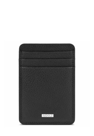 Zwarte leren kaarthouder met een gestructureerd oppervlak, zes kaartsleuven en een klein metallic logo aan de onderkant.