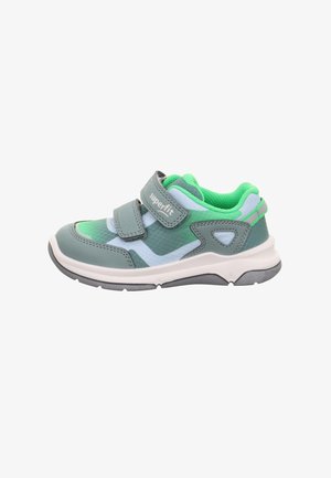 Grauer und grüner Kindersneaker mit zwei Klettverschlüssen und weißen Akzenten, ausgestattet mit einer gepolsterten Sohle und atmungsaktivem Innenfutter.