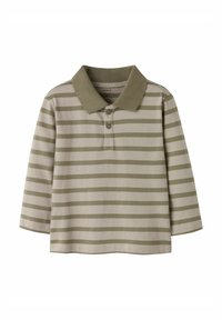 Polo a maniche lunghe a righe realizzato in un morbido e leggero tessuto beige con strisce verde oliva, dotato di collare e pattina con tre bottoni.