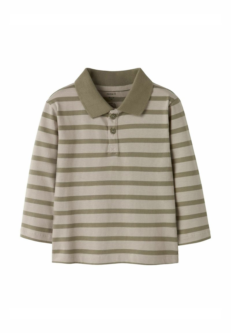 Polo a maniche lunghe a righe realizzato in un morbido e leggero tessuto beige con strisce verde oliva, dotato di collare e pattina con tre bottoni.
