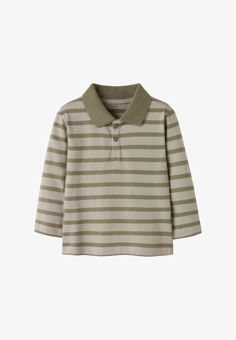 Polo a maniche lunghe a righe realizzato in un morbido e leggero tessuto beige con strisce verde oliva, dotato di collare e pattina con tre bottoni.