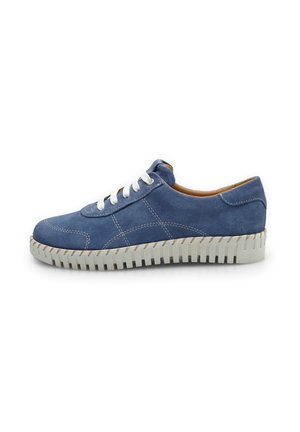 Sneaker in pelle scamosciata blu con lacci bianchi, caratterizzato da un design testurizzato e una suola in gomma chiara con un motivo a coste.