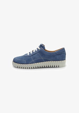 Sneaker in pelle scamosciata blu con lacci bianchi, caratterizzato da un design testurizzato e una suola in gomma chiara con un motivo a coste.