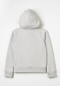 Grå hettegenser med en myk tekstur, med kengurulomme, ribbede mansjetter og kant, designet uten frontåpning.