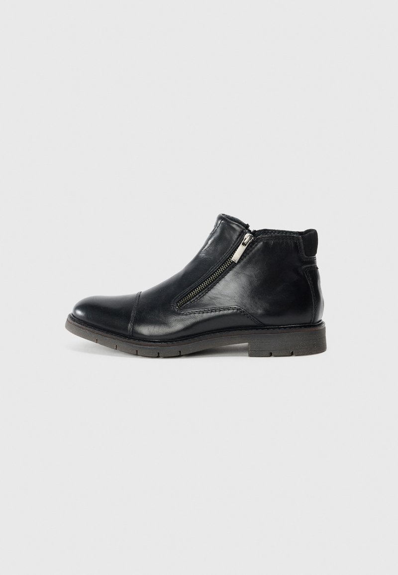 Botas de tobillo de cuero negro con cremalleras laterales, diseño minimalista, puntera redondeada, sutiles detalles de costura y suela de goma texturizada baja.