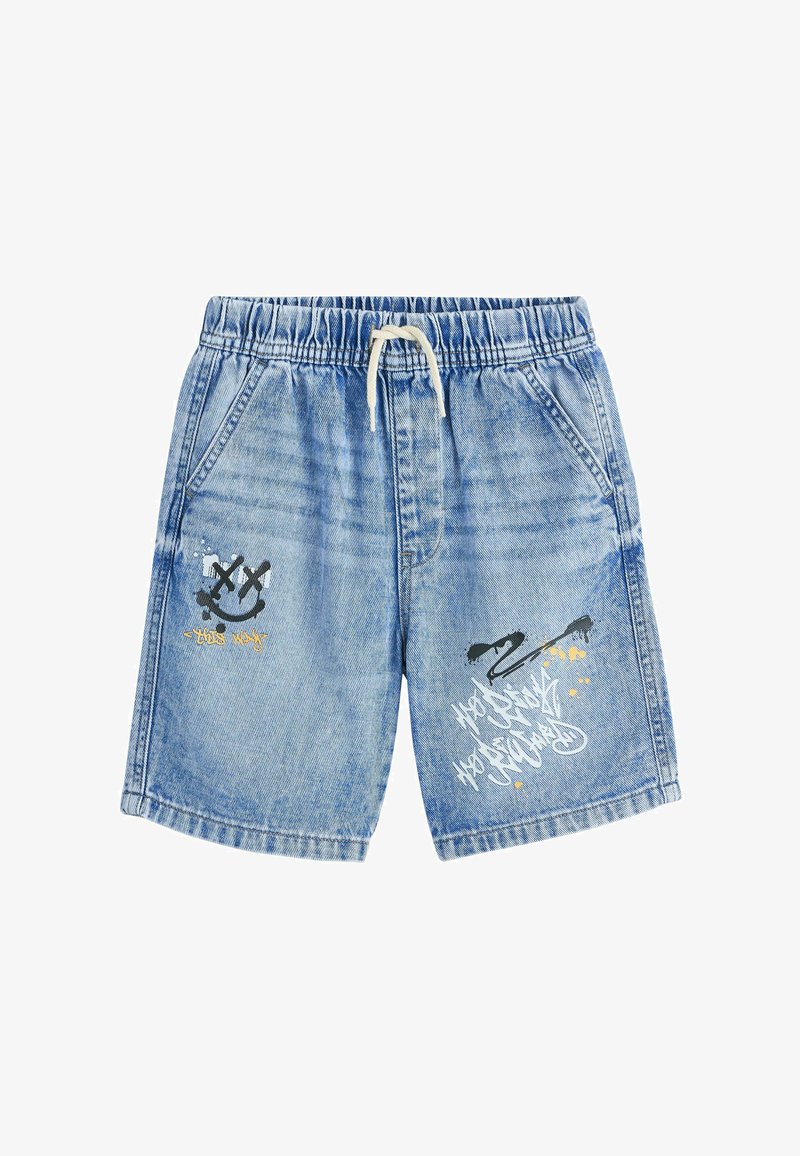 Shorts en denim bleu clair avec taille élastique, cordon blanc, poches avant, et motifs de smiley en graffiti noir et textes sur les jambes.