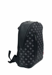 Zaino nero con un tessuto testurizzato caratterizzato da un motivo a logo ripetuto, cerniere resistenti e una silhouette strutturata. Spallacci regolabili.