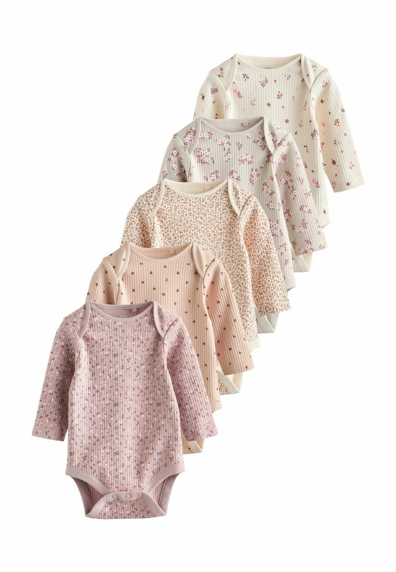 Fünf langärmelige, gerippte Babybodysuits mit kleinen Blumenmustern in Rosatönen, Beige und Creme, die fächerförmig angeordnet sind.