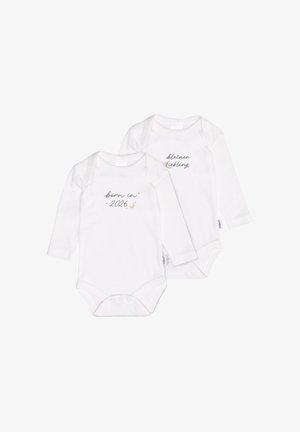 Zwei weiße Baby-Bodys mit langen Ärmeln, einer trägt die Aufschrift "born in 2026" mit Sternen und Mond, der andere trägt den Schriftzug "kleiner Liebling" in Schreibschrift.
