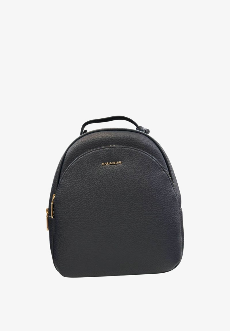 Zaino in pelle nera con parte superiore arrotondata, superficie testurizzata, dettagli in hardware dorato e manico superiore. Presenta una chiusura con zip.