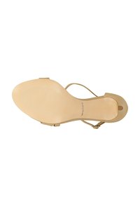 Beige sandál na vysokém podpatku s texturovanou podrážkou, otevřenou špičkou a tenkým řemínkem kolem kotníku. Obsahuje jemné značení na stélce.