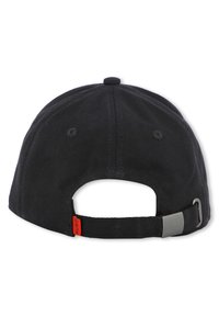 Μαύρο καπέλο μπέιζμπολ με υφή κοτλέ, κυρτή γείσο, ρυθμιζόμενο λουράκι στο πίσω μέρος με μεταλλικό κλιπ και μικρ ή κόκκινη ετικέτα με λογότυπο.