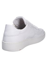 Sneaker in pelle bianca con design a basso profilo, punta rotonda, dettagli perforati sui lati e suola in gomma testurizzata.
