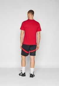 Nike Performance ICON SHORT - Korte sportsbukser - black/university red/white