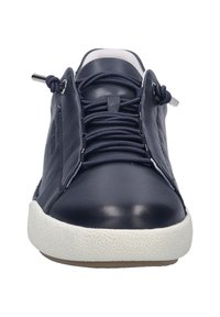 Laivastonsiniset nahkakengät, joissa on pyöristetty kärki, joustavat nauhat ja teksturoitu valkoinen kumipohja. Varustettu metallisilla yksityiskohdilla nauhoituksessa.