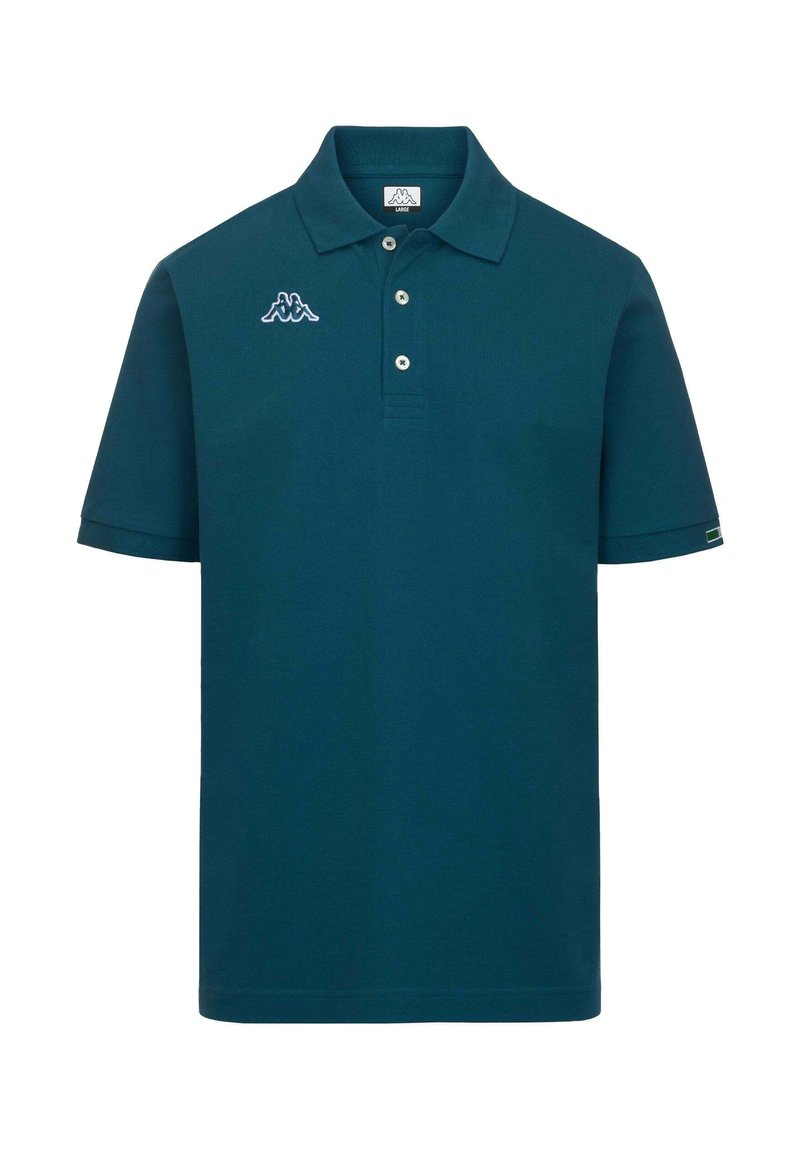 Polo à manches courtes bleu sarcelle avec trois boutons, logo blanc sur la poitrine gauche, et petite étiquette logo sur la manche gauche.